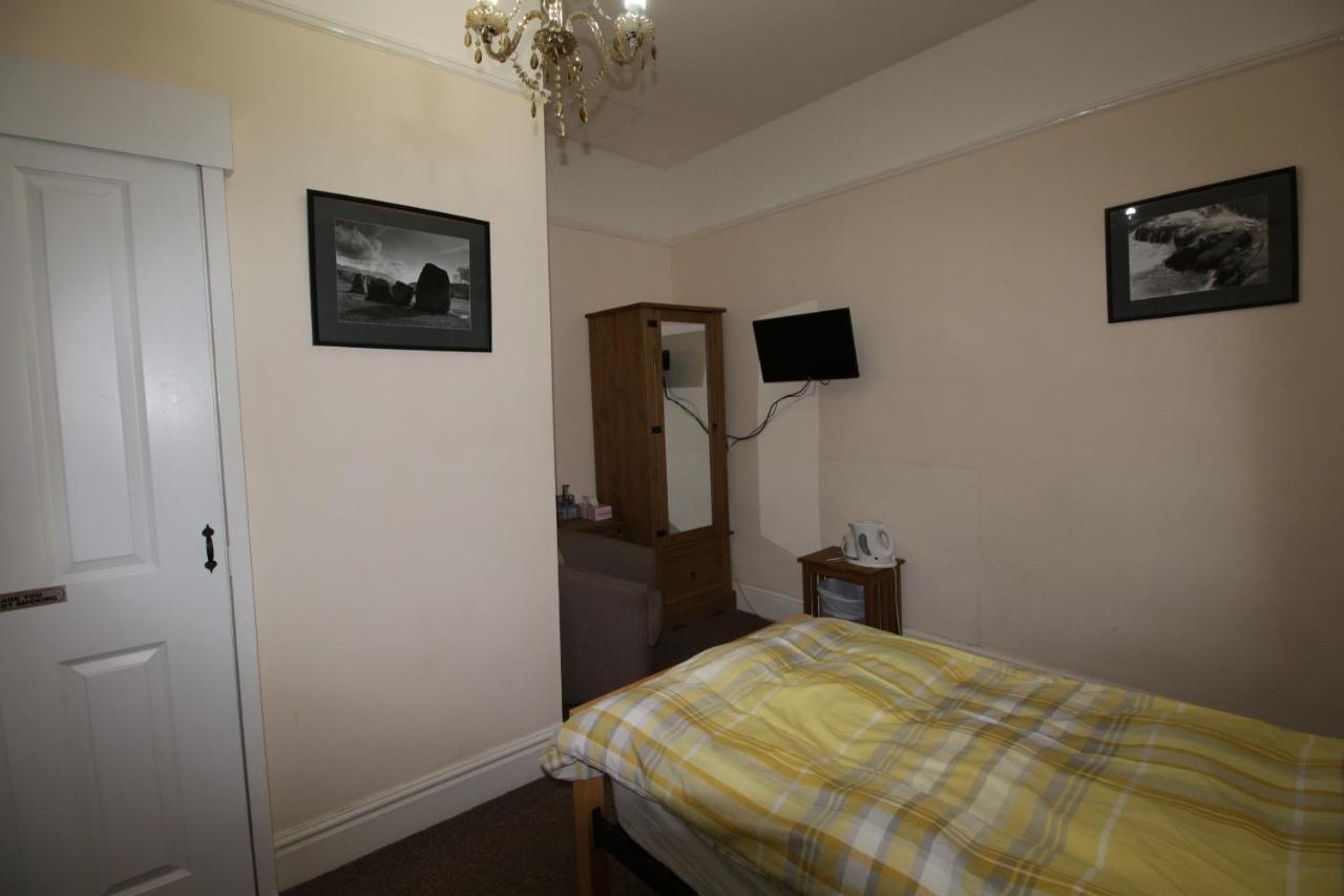 Tweepersoonskamer met 2 Aparte Bedden en Badkamer